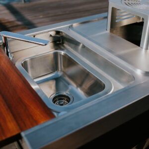 Masuria Narie buitenkeuken met teak werkblad