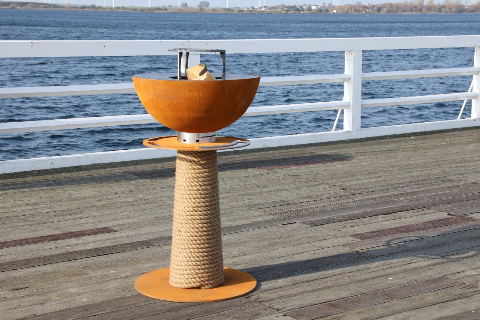 Juno plancha grill op houten steiger aan het water