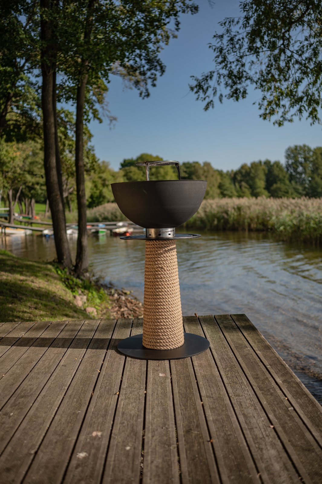 Juno plancha grill corten op terras bij het meer