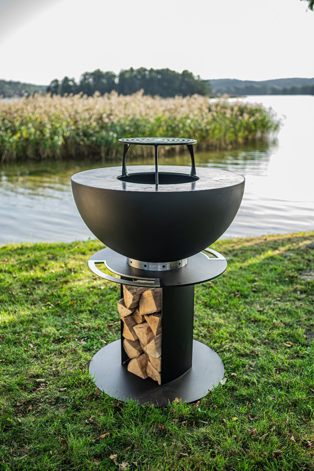 Stilo plancha grill in zwart staal met houtopslag